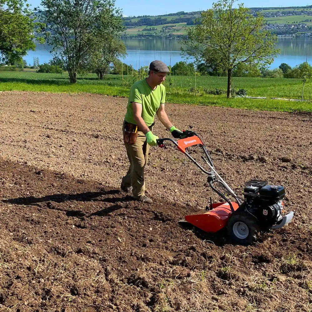 Mitarbeiter der das Feld Pflügt.